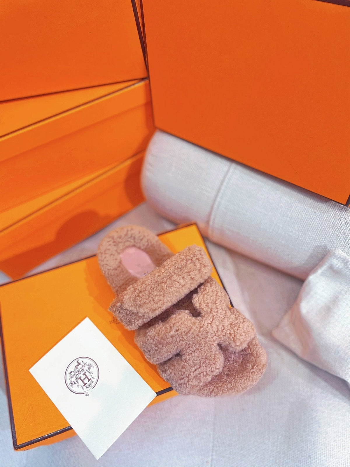 chypre sandal light pink lamb wool