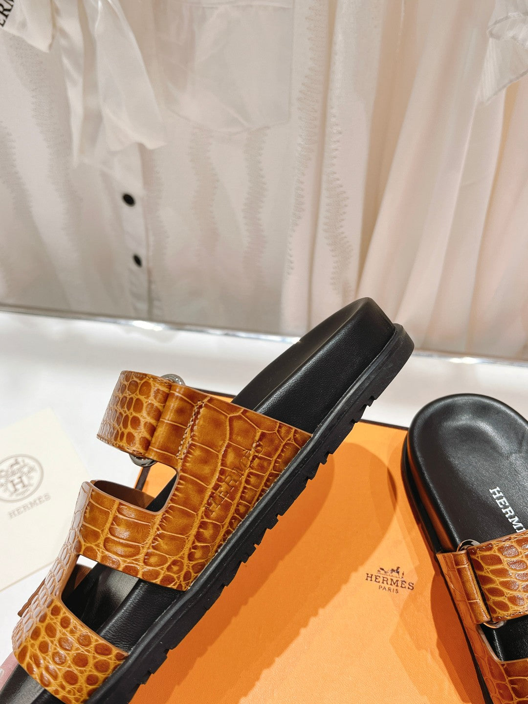 CHYPRE SANDAL BLACK AND BRIGHT BROWN LAMBSKIN