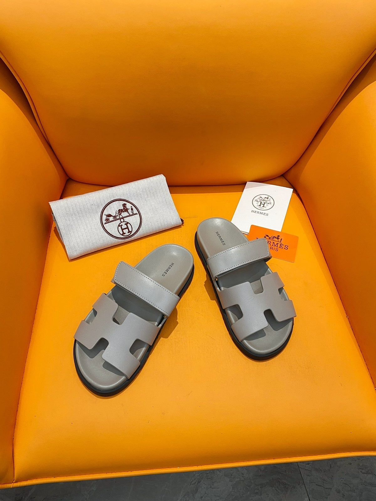 chypre sandal gris perle calfskin