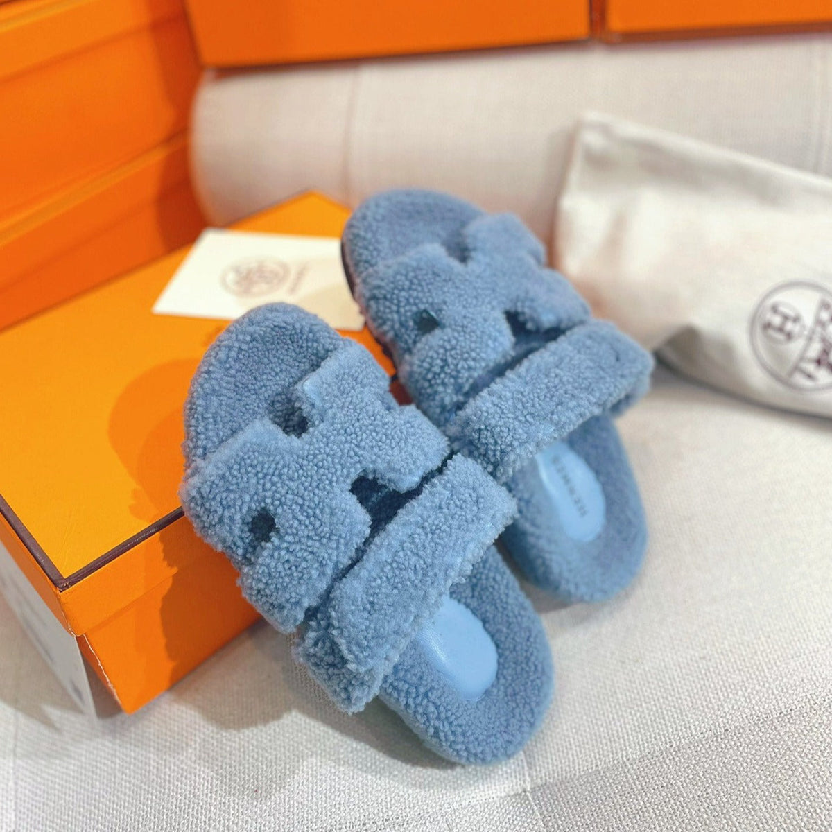chypre sandal cloud blue lamb wool