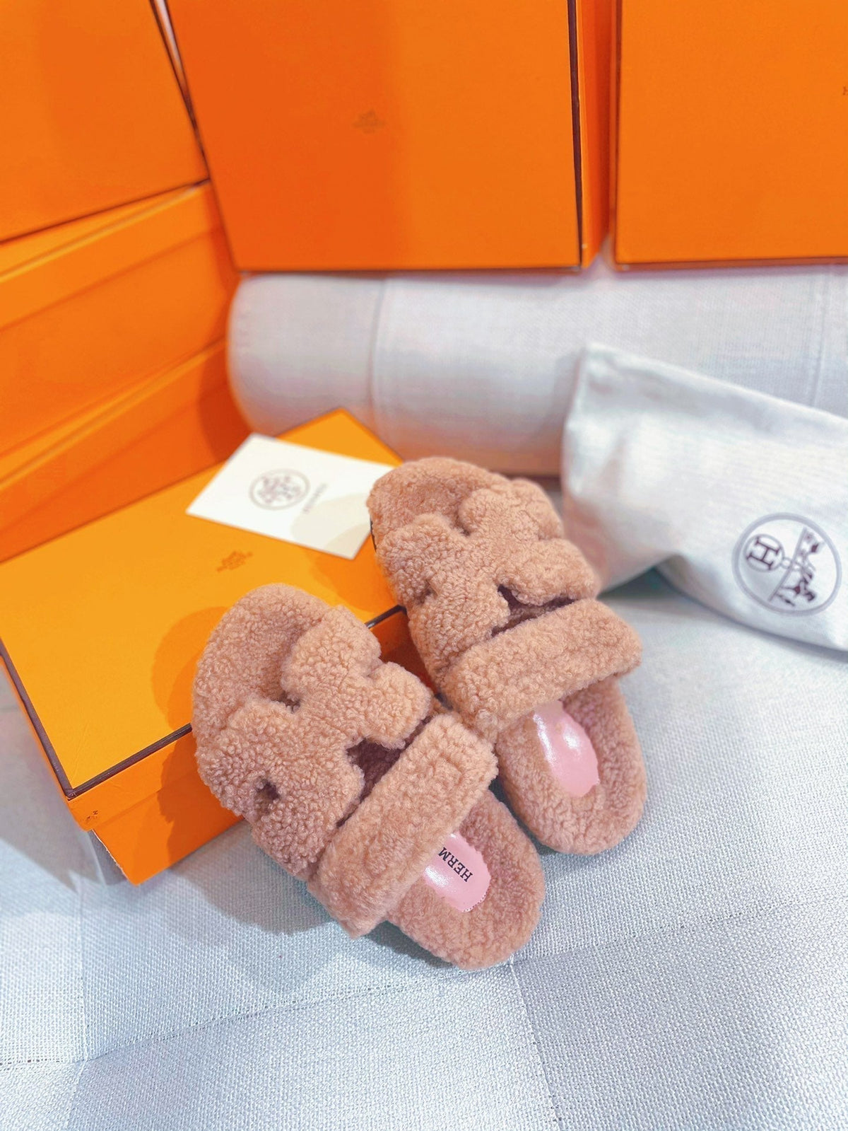 chypre sandal light pink lamb wool