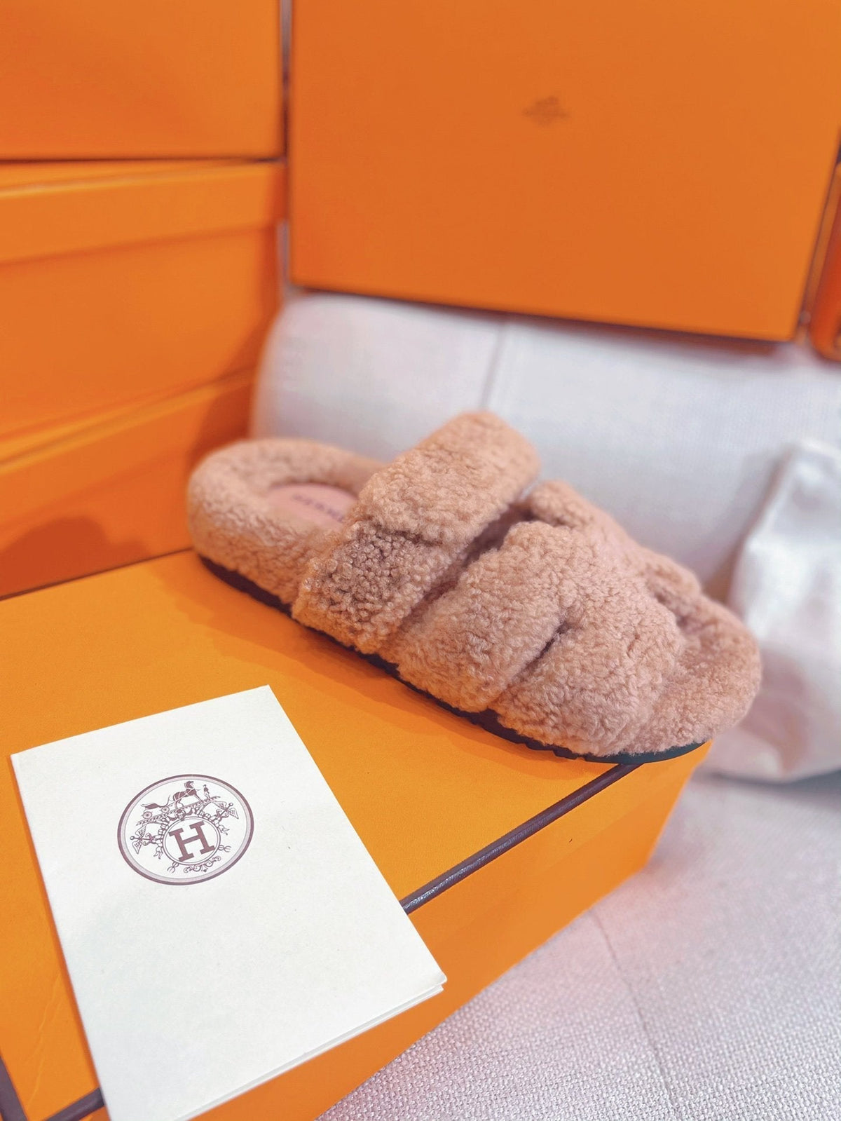 chypre sandal light pink lamb wool