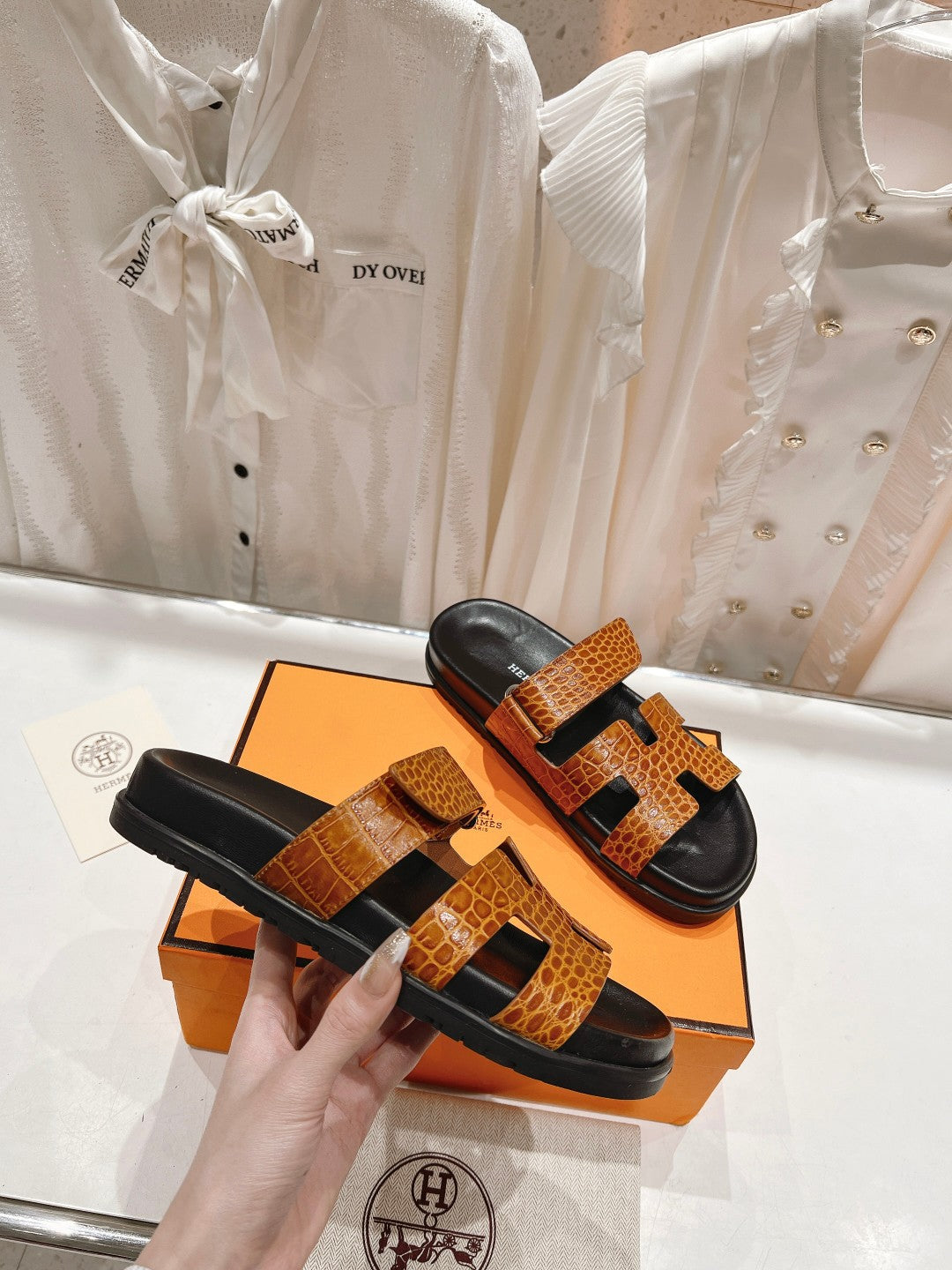 CHYPRE SANDAL BLACK AND BRIGHT BROWN LAMBSKIN