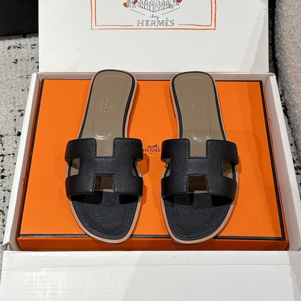 HM 25 Oran Sandal Black Epsom Etoupe Calfskin