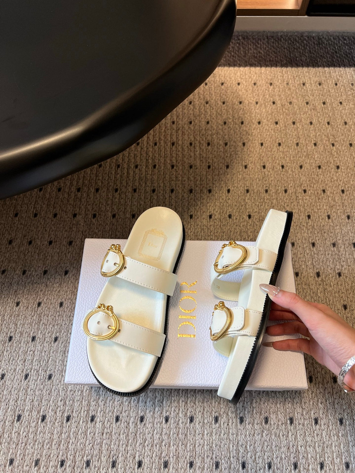 CD 26s Médaillon Buckle Slide White Cowhide 820027