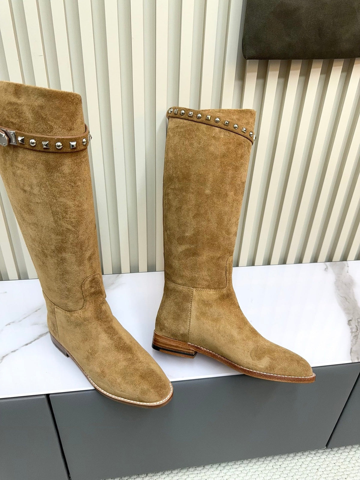 HM 25ss Kelly Buckle Riding Boots Brown Suede 576116