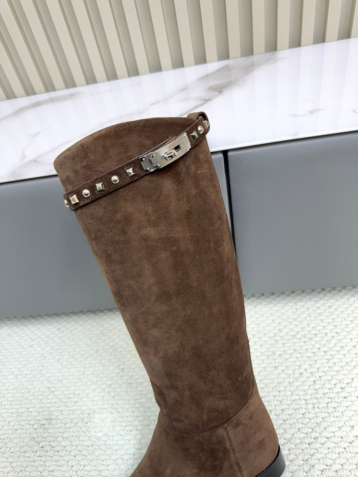 HM 25ss Kelly Buckle Riding Boots Dark Brown Suede 576118