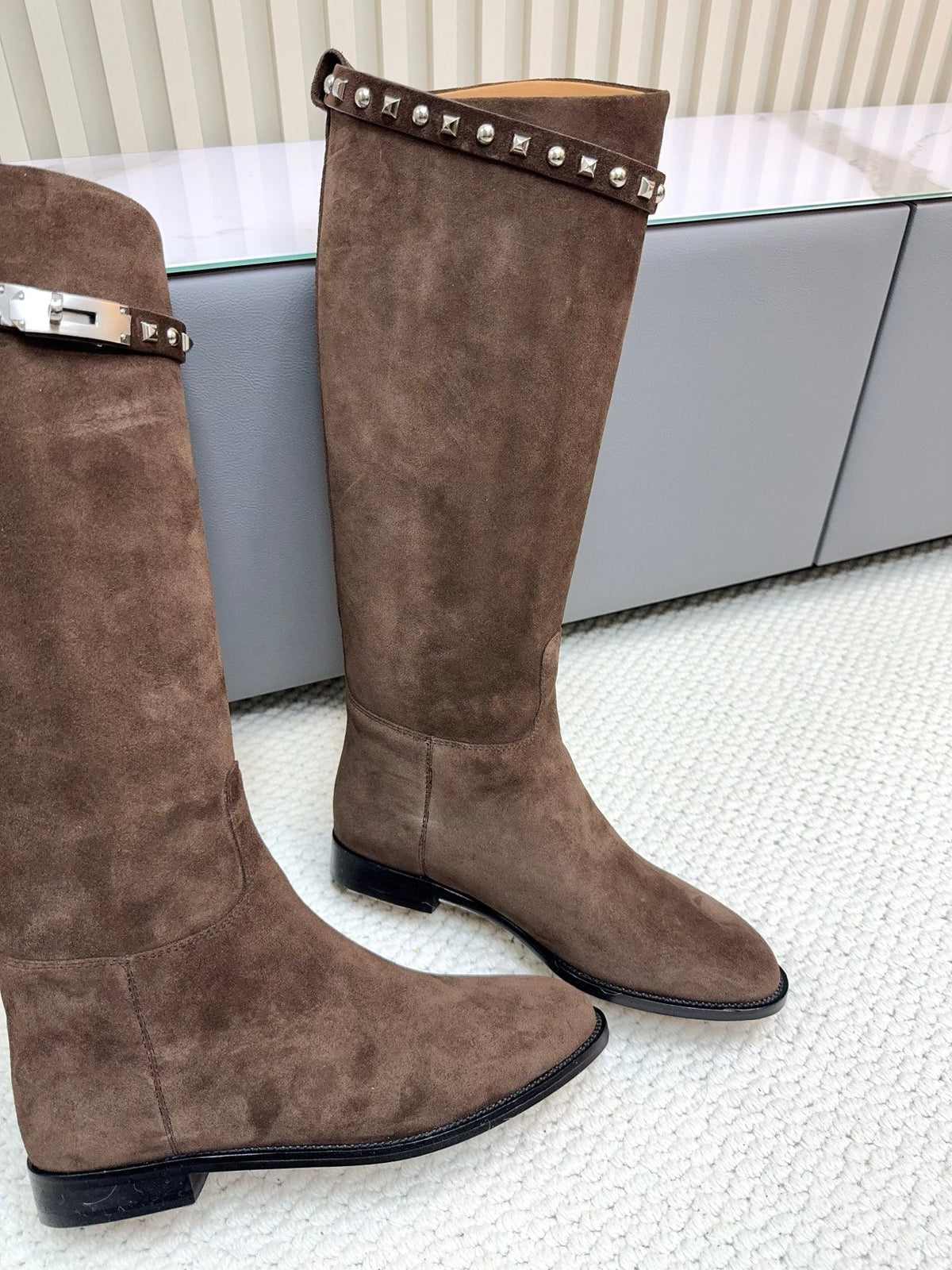 HM 25ss Kelly Buckle Riding Boots Dark Brown Suede 576118