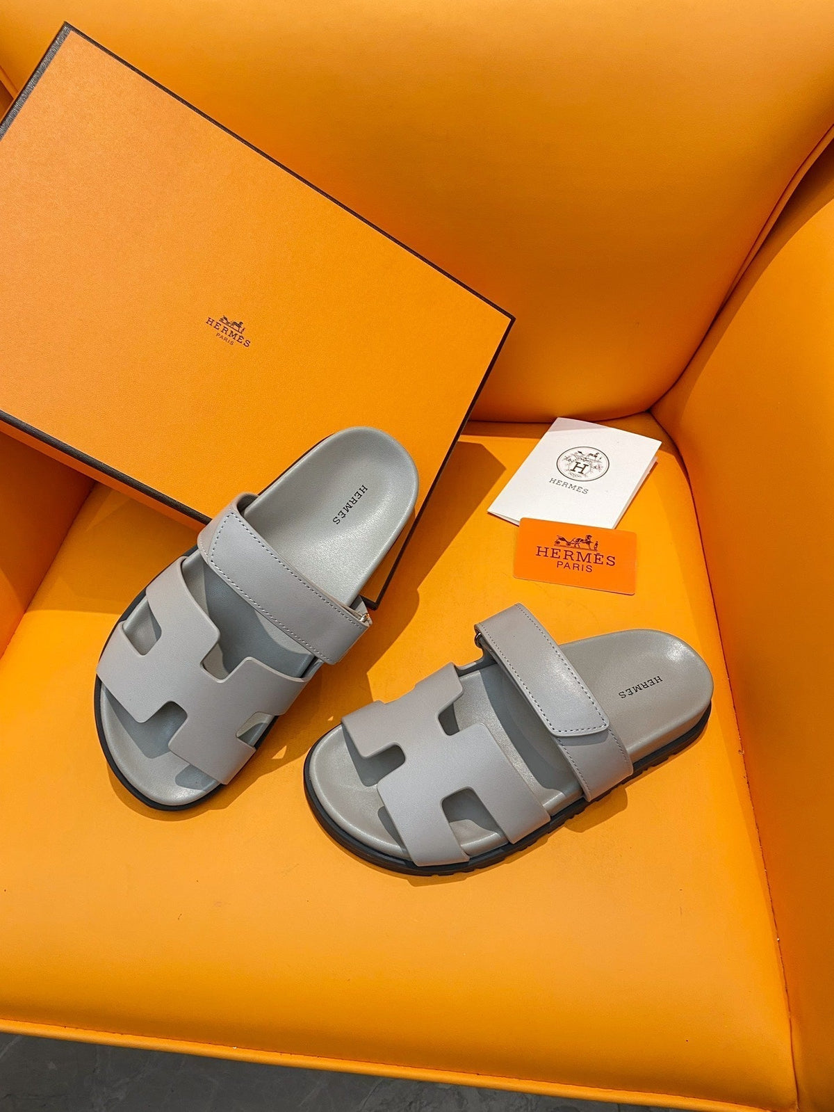chypre sandal gris perle calfskin