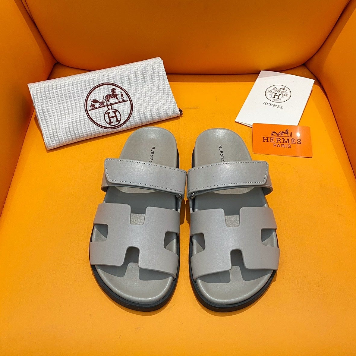 chypre sandal gris perle calfskin
