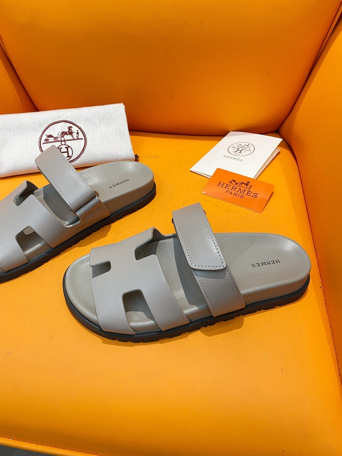 chypre sandal gris perle calfskin