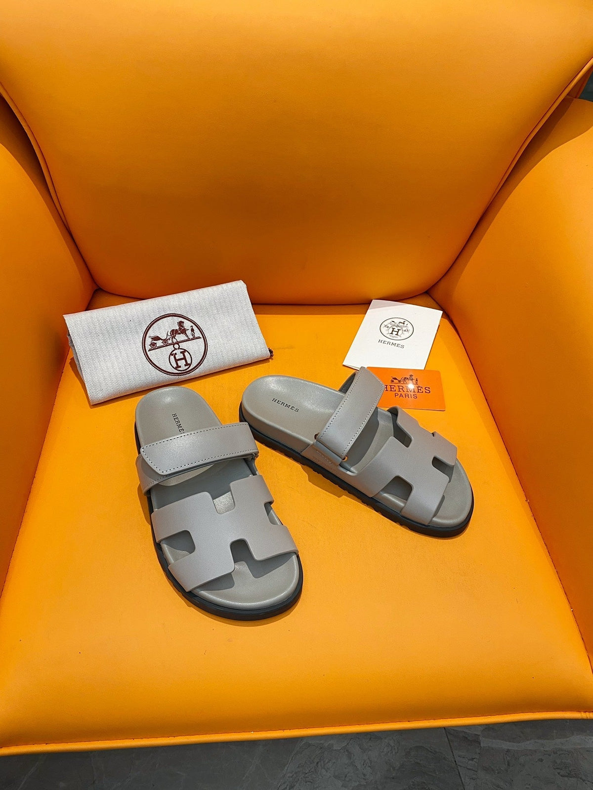 chypre sandal gris perle calfskin