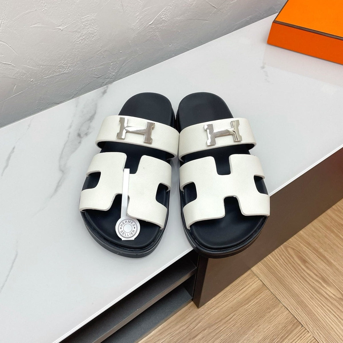 CHYPRE SANDAL WHITE LAMBSKIN WITH H BUCKLE
