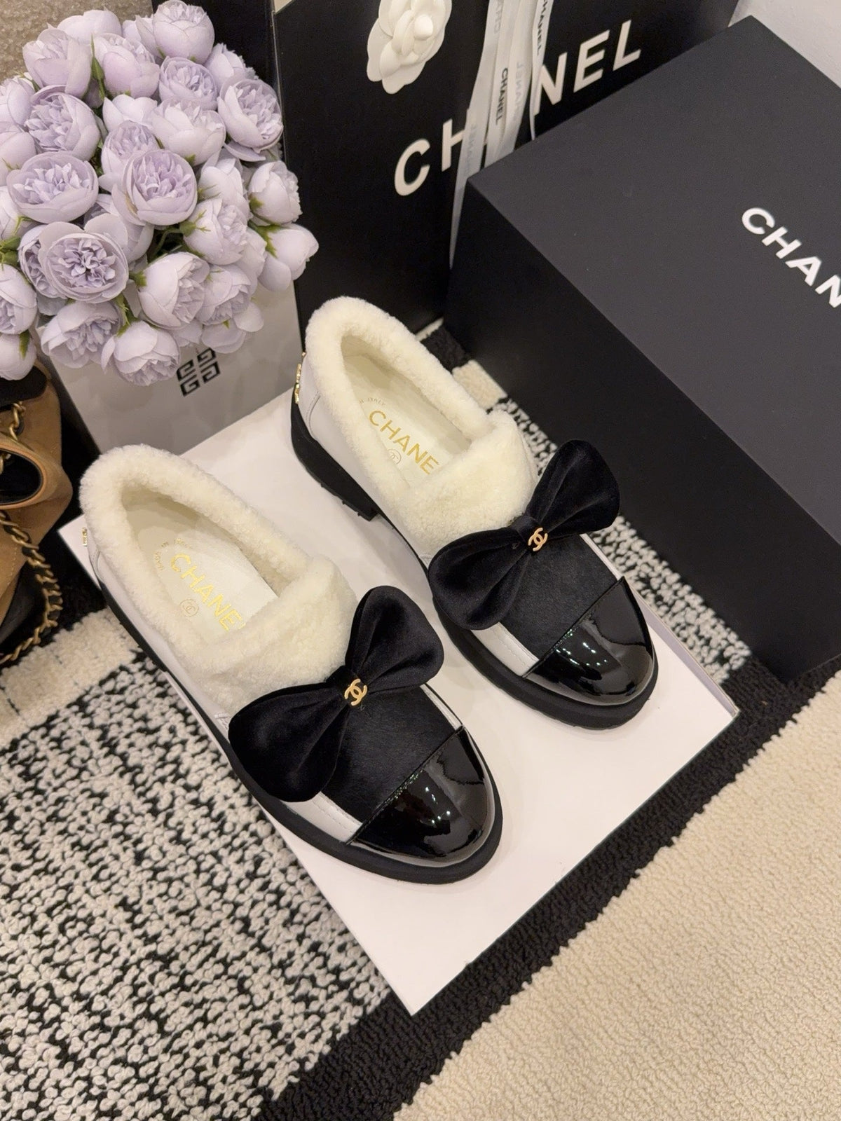 CC 26 Fur-lined Loafer With Bow Black White Wool Leather 588825