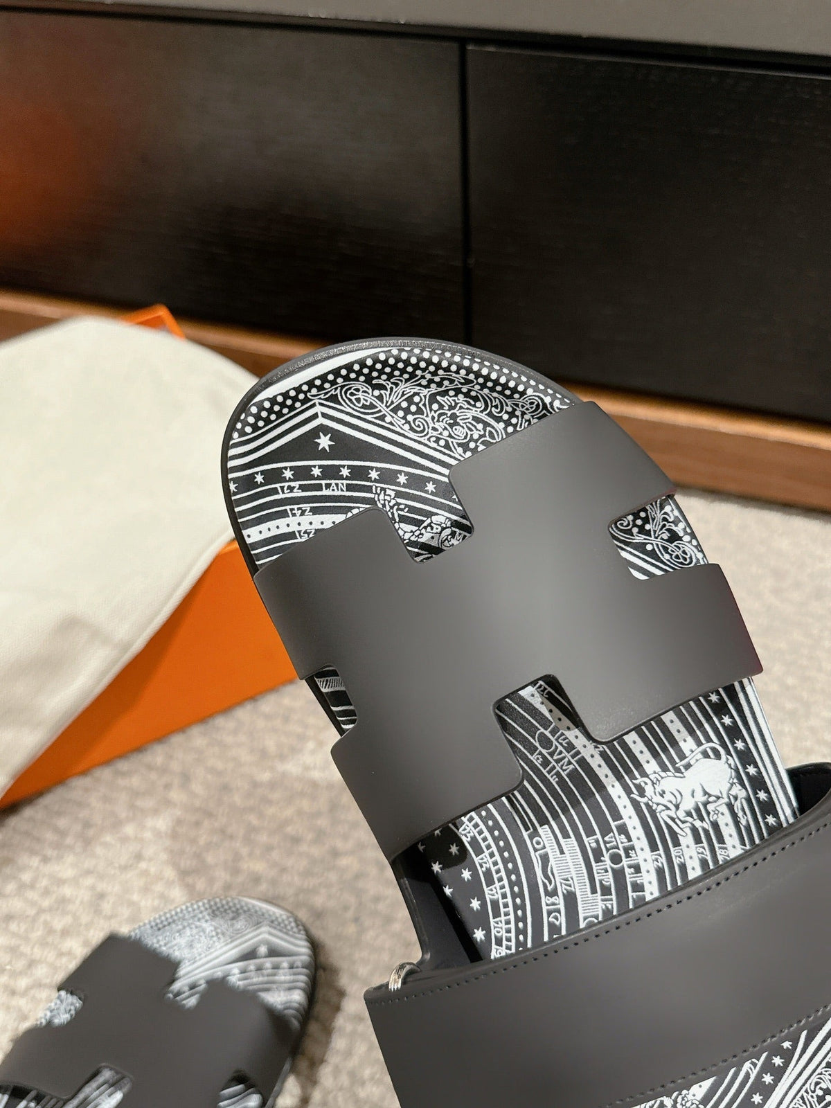 CHYPRE SANDAL BLACK CALFSKIN UNIQUE
