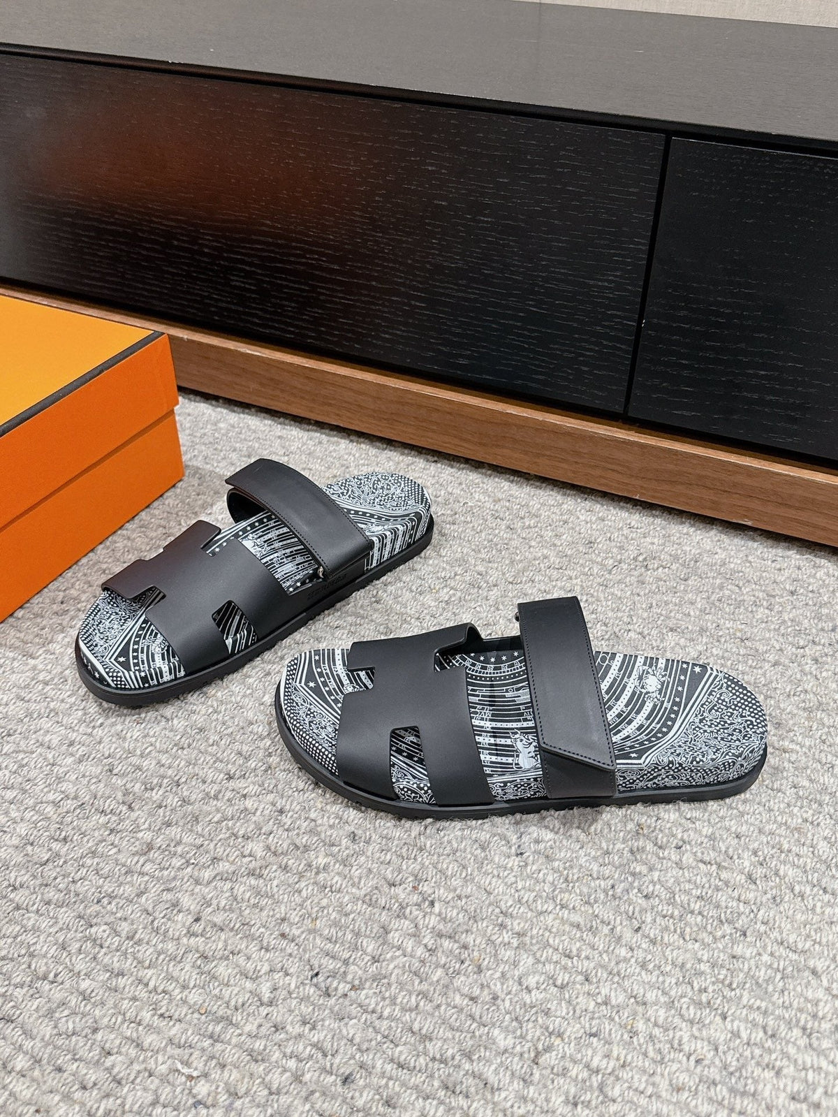 CHYPRE SANDAL BLACK CALFSKIN UNIQUE