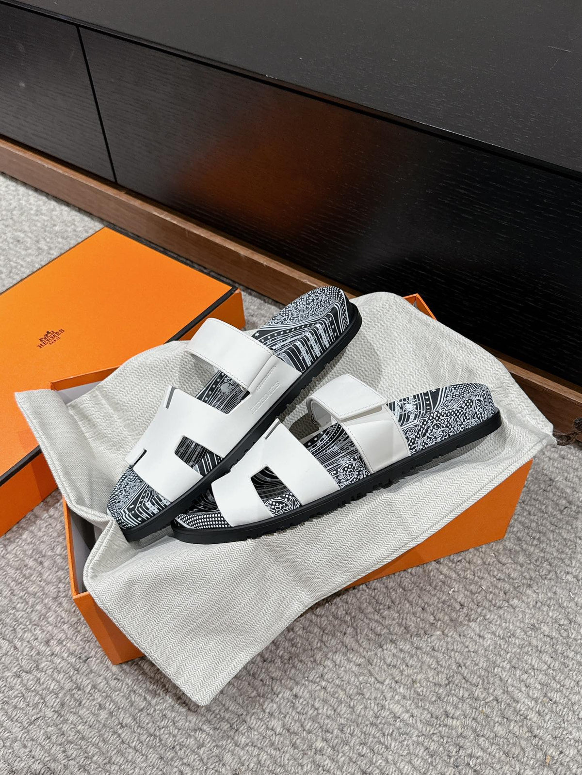 CHYPRE SANDAL WHITE CALFSKIN UNIQUE