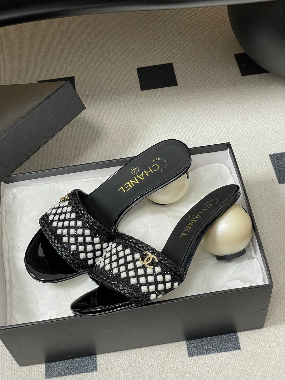 CC 26s Pearl Sandals 70 Black Patent Leather 649540