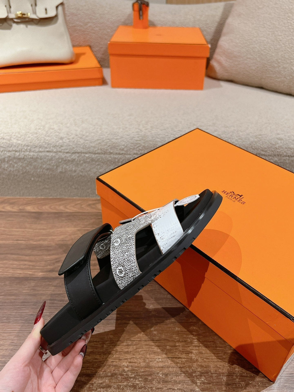 CHYPRE SANDAL OMBRE BLACK WHITE CALFSKIN