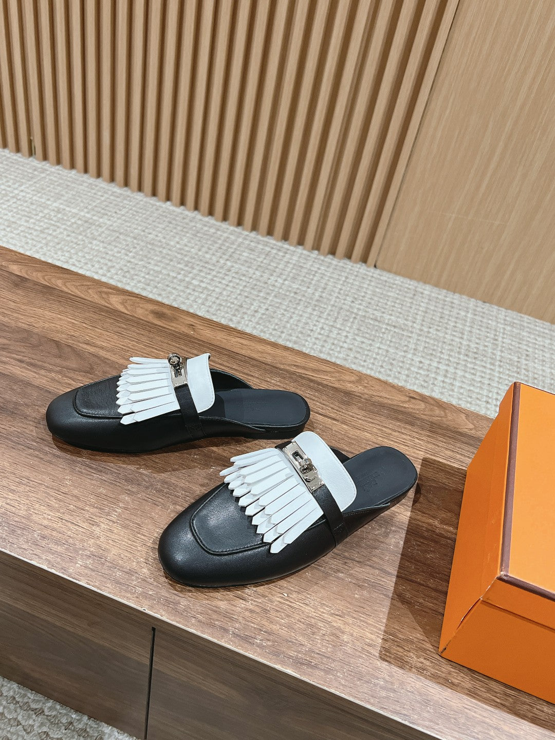 OZ Mule Fringed Black/White