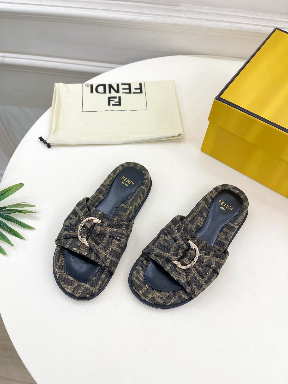 FENDI FLAT SLIPPER IN CEDAR BROWN MIX BLACK MONOGRAM JACQUARD FABRIC WITH GOLD HARDWARE